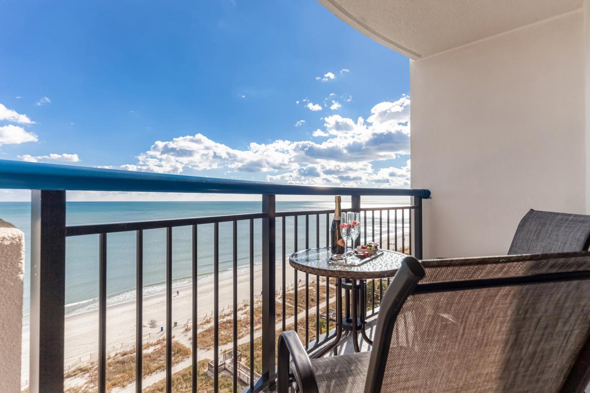 Apartment Oceanfront Bliss, Amazing Views! 1235b *